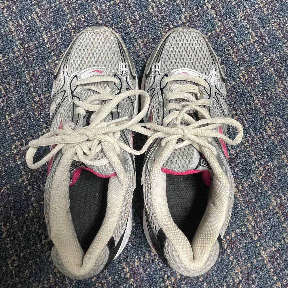 Preloved Women’s Saucony Oasis Running Shoes size 8.5